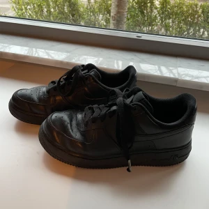 Nike Air Force - Svarta Nike Air Force. I begagnat skick. Köparen står för frakt.