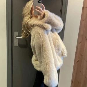 Pälsjacka - Världens finaste pälsjacka köpt ifrån topshop förra året! Väldigt fint skick! Går ej att köpa längre! Strl 40 men sitter bra på mig som vanligtvis är en 36