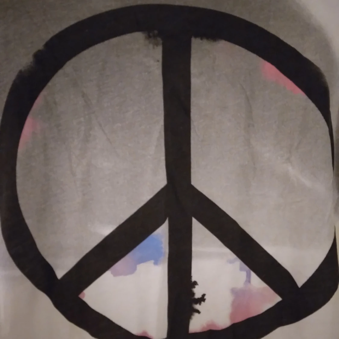 Vit kortärmad topp / T-shitt med stort Peace märke. Strlk: XS. Bomull, viskos? Felfri. - 2