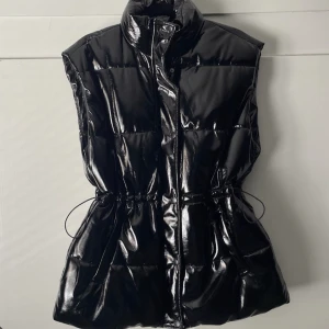 Lackad väst - Lackad svart väst från HM  Stl S Nyskick Nypris 349kr