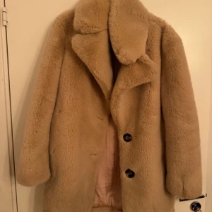 Kappa  - Supermysig snygg kappa från Zara🤎 hål i fickorna 