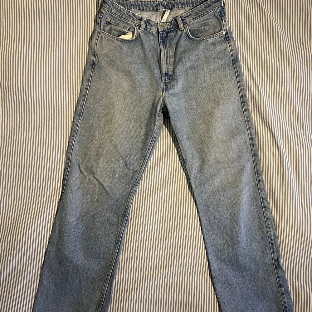 Raka jeans i bra skick, lite slitna utom höger ficka som har hål på sidan.. Jeans & Byxor.