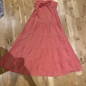 Sommarklänning stl.s/m - En lång sommarklänning i ljusrosa/röd färg. Använt. Säljs i befintligt skick. Säljes pga garderobrensning. Kika gärna på mina andra annonser, säljer mycket. Samfraktar gärna:)