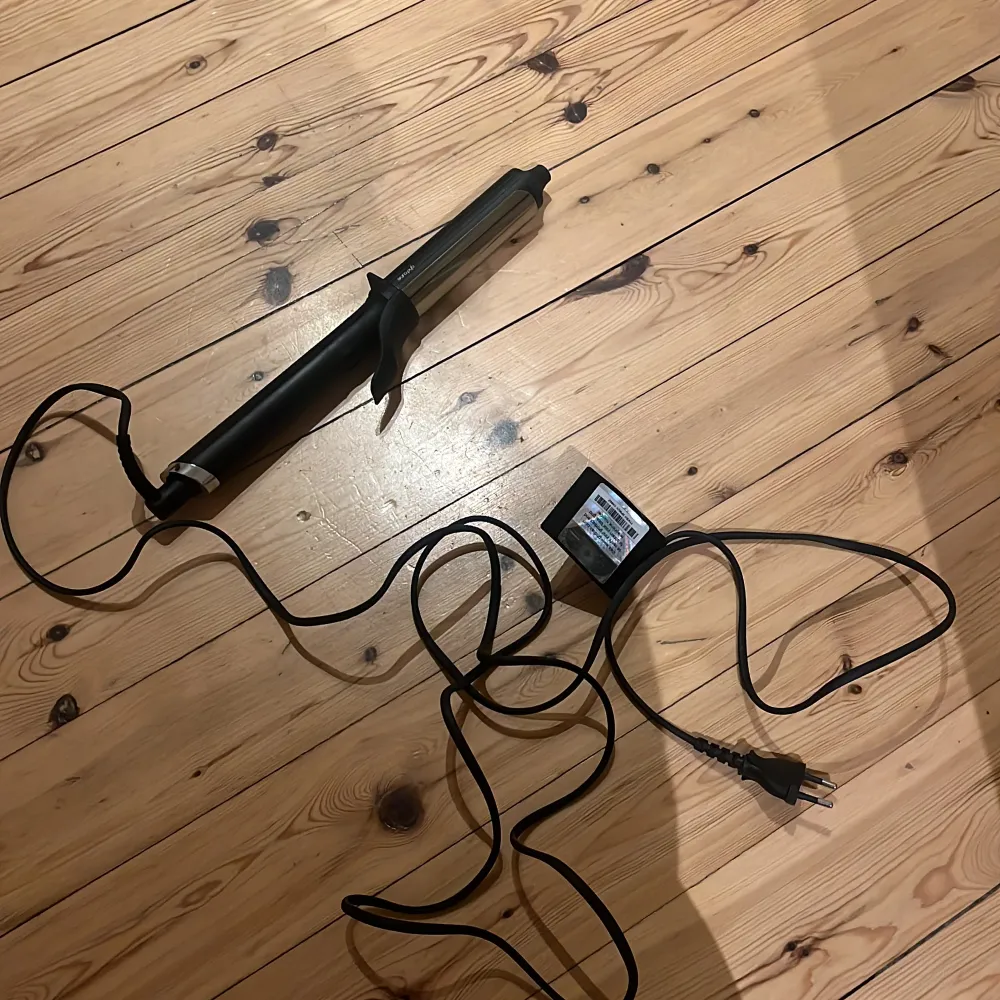 Säljer min ghd locktång. Ny sen 8 månader tillbaka. Ny skick, använd 3-5 gånger. Säljer pågrund av att jag inte använder den. Pris kan diskuteras.. Muu.