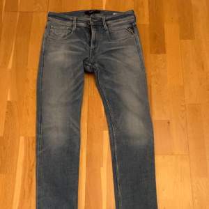 Ljusblåa Replay jeans, jättebra skick, storlek 29/32, modell anbass, säljs för 350kr
