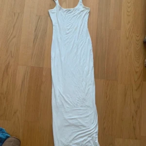 Maxi klänning  - Maxi klänning från Fashion Nova, skims dupe Dubbel lager Stretchig Stl: S/36/10