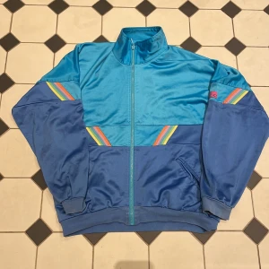 80tals tröja - 80tals tröja i bra skick för åldern förutom röda fläckar på baksidan se bilder.