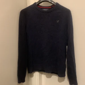 American Eagle tröja  - Jag säljer nu denna sjukt snygga tröja i bra skick. Tröjan är hyfsat tjock och är därför perfekt på vintern