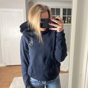 fin hoodie från Margaux’s collection!  har ett pyttelitet hål på magen från min katt🤍