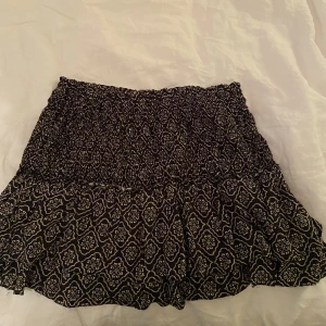 Zara kjol - Zara kjol i superskick!🌺(liten i storlek, passar mig som är s) 