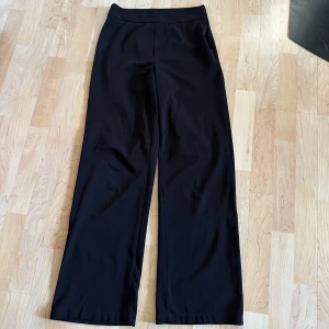 Kostymbyxor - Bikbok - Kostymbyxor från Bikbok  Köpta på Sellpy för 90kr.  Säljer då de var för stora för mig. 