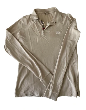 Burberry piké - ” Long sleeve polo shirt ” i väldig god skick , knappt använd  100% cotton  Äkta så klart