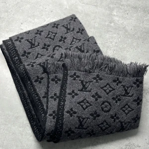 Louis Vuitton halsduke -  tvåsidig scarf både svart och grå i ny skick 9/10 