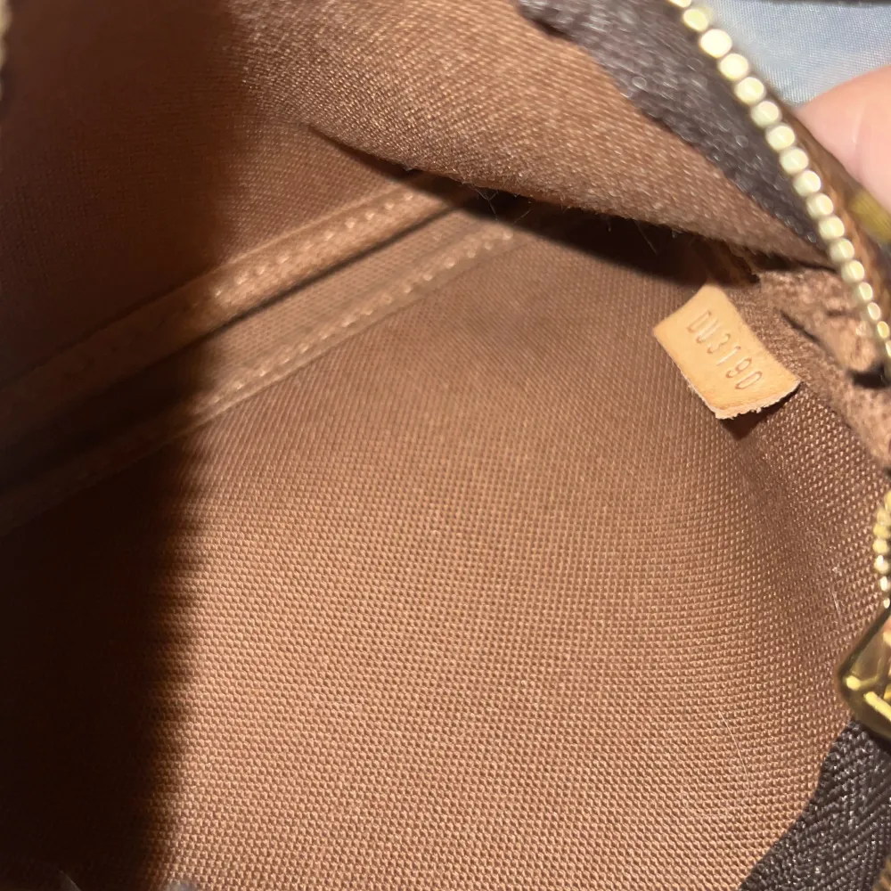 En äkta Louis Vuitton handväska liten och användbar. Säljer för jag nästan har en likadan🤎🤎 pris kan diskuteras privat. Väskor.