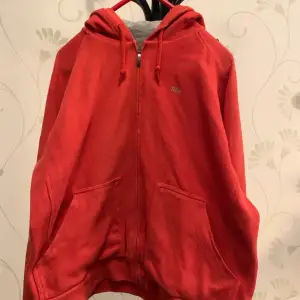 Vintage zipup hoodie från Nike. Skicket är i princip som helt nytt, tröjan har nästan aldrig använts. Storlek S, men passar mindre.