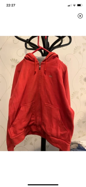 Vintage Nike zipup hoodie - Vintage zipup hoodie från Nike. Skicket är i princip som helt nytt, tröjan har nästan aldrig använts. Storlek S, men passar mindre.