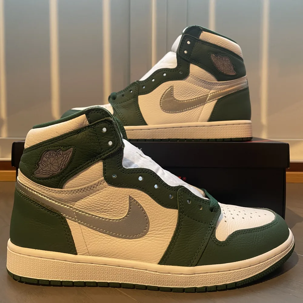 Ett par använda Jordan 1 retro high og gorge green Storlek 44 Köpt på Size? i Skottland  Skickar mer bilder på skon vid intresse . Skor.