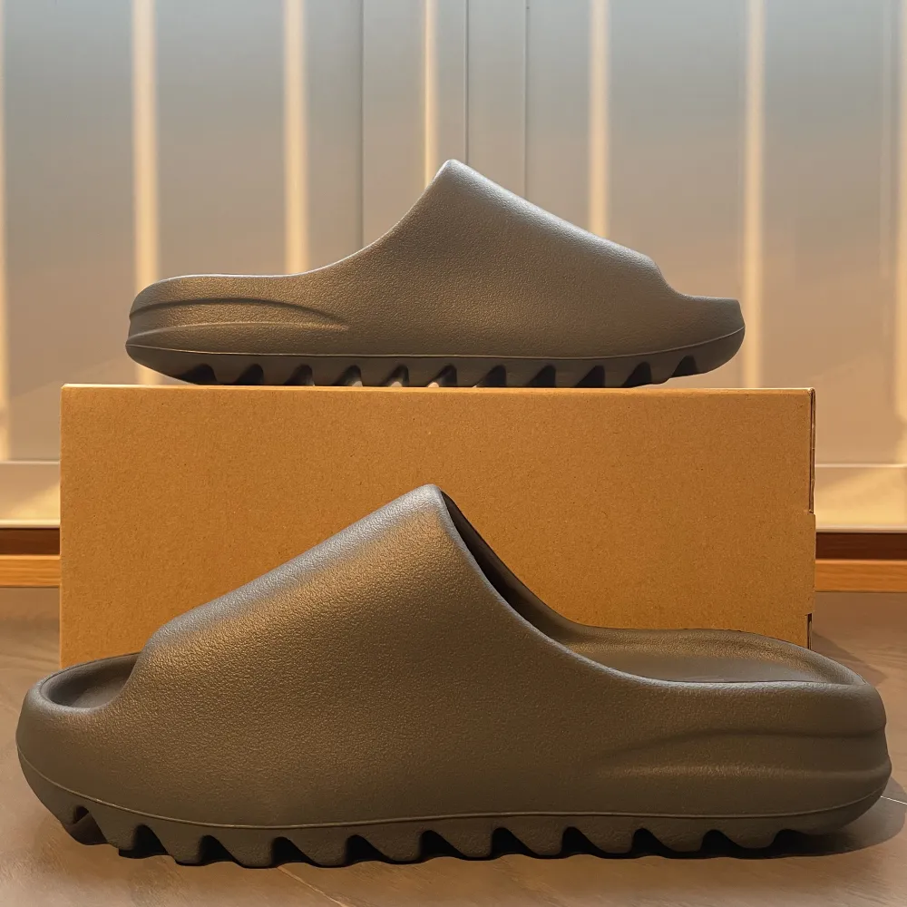 Ett par helt nya adidas yeezy slide slate grey  Storlek 46 men passar storlek 44 Köpt via adidas confirmed  Skickar mer bilder på skon vid intresse . Skor.