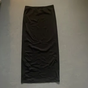 Svart långskjol - Jättefin svart långskjol från hm, använd endast en gång. Skriv för bilder med skjolen på✨