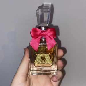Viva la juicy  - Endast använd en gång, säljer då jag har för många parfymer och denna kommer tyvärr ej till användning 💛