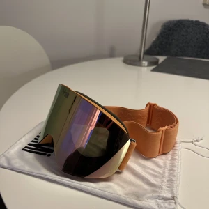 Chimi skidglasögon - Säljer mina skidglasögon i färgen Peach från chimi i väldigt fint skick!! Använda ett fåtal gånger och kommer med en extra lins🧡 Köptes för 1600 och har nu utgått ur sortimentet!  