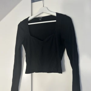 Långärmad  - Säljer denna jättefina långärmade tröja från Monki i storlek S.