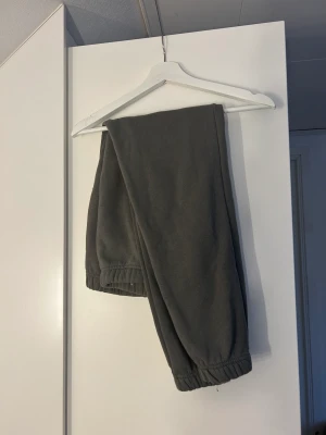 Mjukisbyxor  - Säljer denna Mjukisbyxor från Gina tricot i storlek S. 