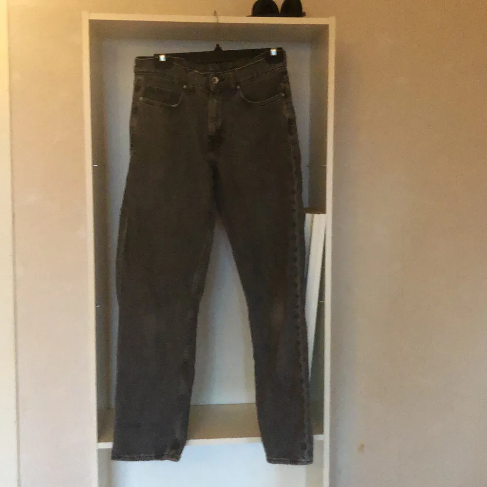 Vailent jeans i ett använt men bra skick. Storleken är xs skulle säga att de passar bäst på 165-175. Jeans & Byxor.