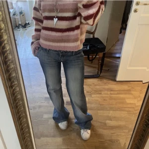 Lågmidjade jeans - Snygga och coola lågmidjade från märket Redstar! Midjemåttet 37 cm, innerbenslängd 84 cm❤️ Köpte på plick för 450 säljer för 300 då de va lite för små 