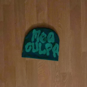 Mea Culpa mössa  - Helt ny! Skick 10/10. Inte äkta men väldigt bra material. 