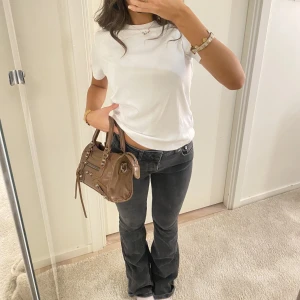 Svarta lågmidjade bootcut jeans  -  svarta lågmidjade bootcut jeans, sitter perfekt och är insydda i midjan. Är 155 men väldigt långa i modellen, dem är cirka 10cm för långa på mig. ( märken runt midjan från att ha sytt dem, skikar bild om det behövs, och även lite slitna längs fötterna)