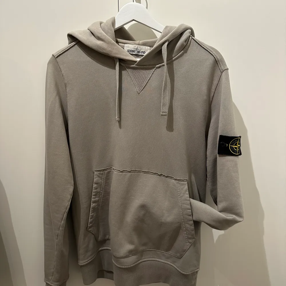 Stone Island hoodie i väldigt bra skick.   Även ”badgen” är i bra skick och har givetvis aldrig tvättats.  Storlek S.. Hoodies.