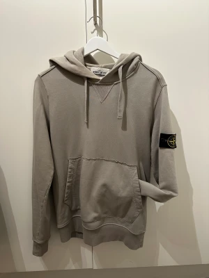 Stone Island hoodie  - Stone Island hoodie i väldigt bra skick.   Även ”badgen” är i bra skick och har givetvis aldrig tvättats.  Storlek S.