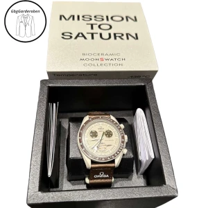 Omega X Swatch-mission to saturn - Tjena!  Tänkte sälja min helt splittrans nya Omega X swatch klocka.  Omega x swatch - mission to saturn Skick 10/10 (helt ny) Pris: 4499kr   Hör av dig vid minsta bekymmer🙌