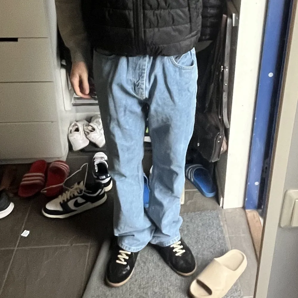 Säljer dessa ljusblå jeans från Just Junkies med straight/bootcut passform. De har endast kommit till användning ett par gånger och är därför i toppenskick👍🏻skriv privat för fler bilder/frågor 🤝. Farkut & Housut.