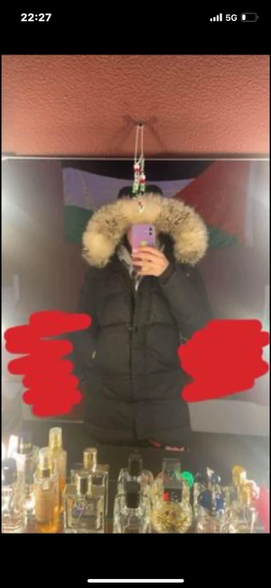 Everest jacka  - Säljer min Everest jacka som är i bra skick . Säljs för jag inte använder den längre. Inga hål eller skador !  34/XS/S Skriv vid intresse (bara seriösa tack!)