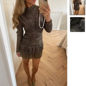 Festklänning - Säljer denna guld/ silvriga festklänning från bynicci ( norskt märke ) köpt för 700 så säljer för 500, aldrig använd! Säljer då den inte satt som jag ville 
