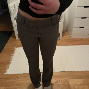 Gråa kostymbyxor  - Jättefina kostymbyxor i bra skick! 
