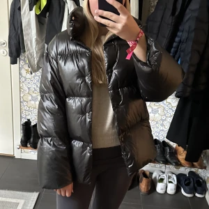 Arket jacka  - Säljer denna superfina vinterjackan från Arket storlek XS! Den är i superfint skick. Köpt för 1950kr Hör av er vid frågor💞
