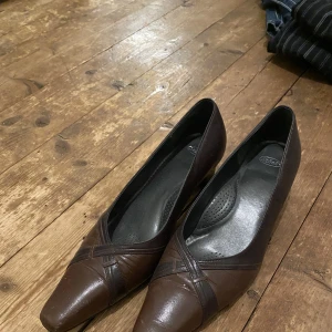 Bruna Heels - Supersnygga klackar som tyvärr är lite för små på mig. De är från scholl och därför bekväma klackar. Är osäker på storlek för står inte men tror 39. Klacken har lossnat men det är inget jag märkt av när jag använder skorna, men därav billigt pris.  