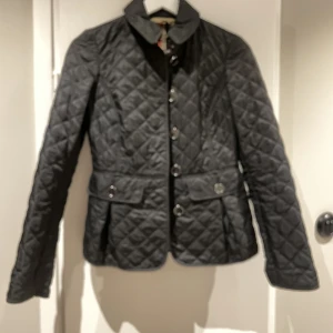Burberry quiltad jacka  - Säljer denna äkta burberry jackan som är i mycket bra skick💕 hör av er vid intresse