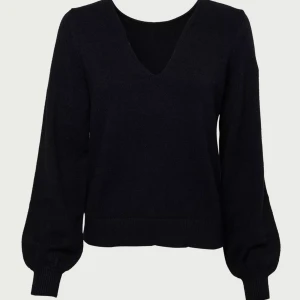 Slutsåld stickad tröja vila  - Säljer denna super snygga och sköna tröjan från Vila då den är för stor. Aldrig använd💞