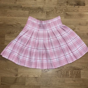 Romwe kjol - Rosa kjol med dragkedja i storlek M och 74 cm i midjan. Använd en gång. 