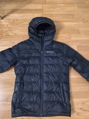 Peak performance jacka - Säljer min peak performance jacka i storlek M.  Funkar Alldeles bra nu till vintern. Den har knappast kommit till användning, den är i nyskick och har inga defekter. Köpt för 2300:- i butik.