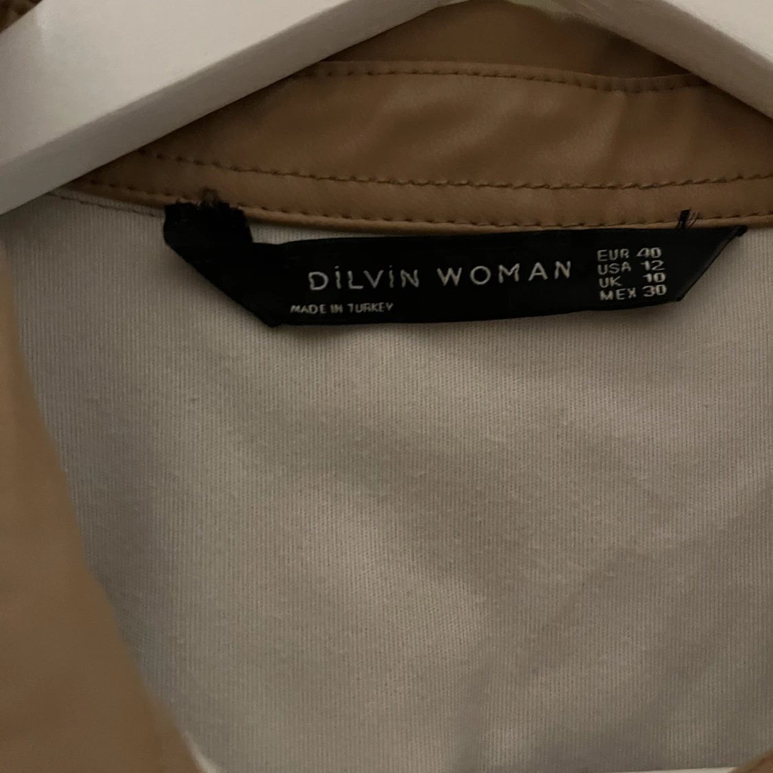 Blus i skinnimitation  - 90