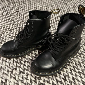 Dr Martens stl 37 - Dr Martens i fint skick, den klassiska modellen ”the 1460” i storlek 37.