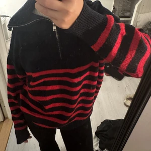 Stickad tröja - Stickad randig tröja från zara, marinblå och röd. Använd fåtal gånger