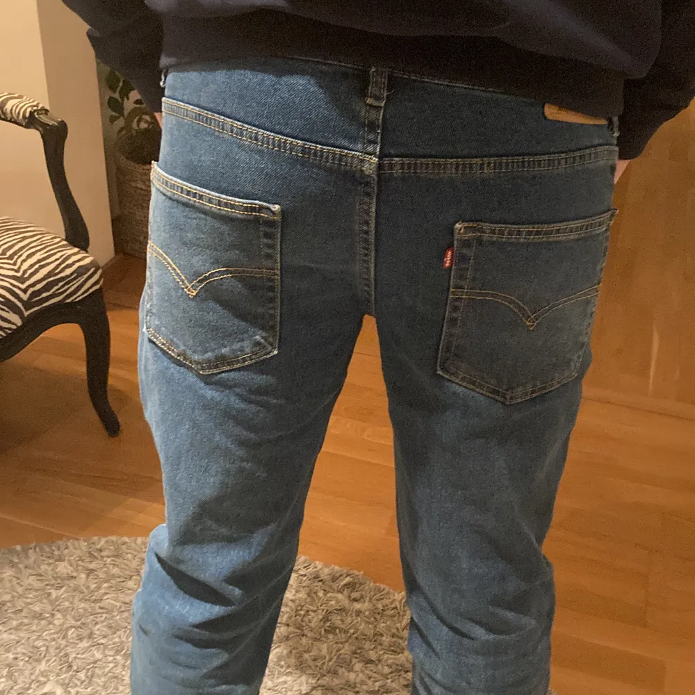 Ett par snygga Levis jeans som aldrig är använda. Storleken är W30 L32 jag är ca 178 för en jämförelse.. Jeans & Byxor.