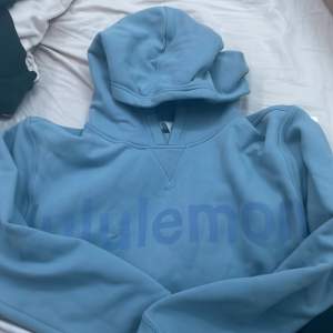 Helt oanvänd lululemon hoodie. Super skön och fin. Säljer för jag inte använt den. Fick den i present. Nypris 1380kr. Skriv gärna för intresse eller frågor:)