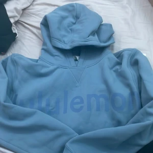 Lululemon hoodie  - Helt oanvänd lululemon hoodie. Super skön och fin. Säljer för jag inte använt den. Fick den i present. Nypris 1380kr. Skriv gärna för intresse eller frågor:)